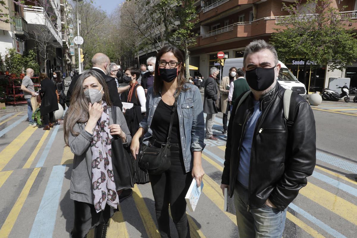 Olga Merino, Ana Sánchez y Pau Arenós en los preparativos antes de la foto