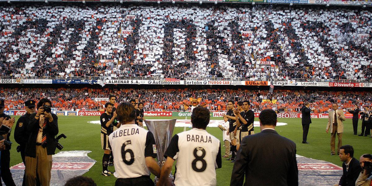 Albelda y Baraja ofreciendo la copa de la UEFA a Mestalla