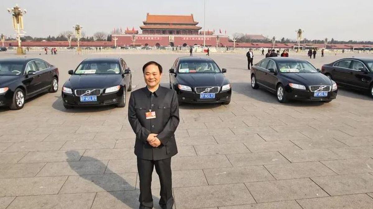Li Shufu, delante de varios automóviles Volvo, marca que compró en 2010.