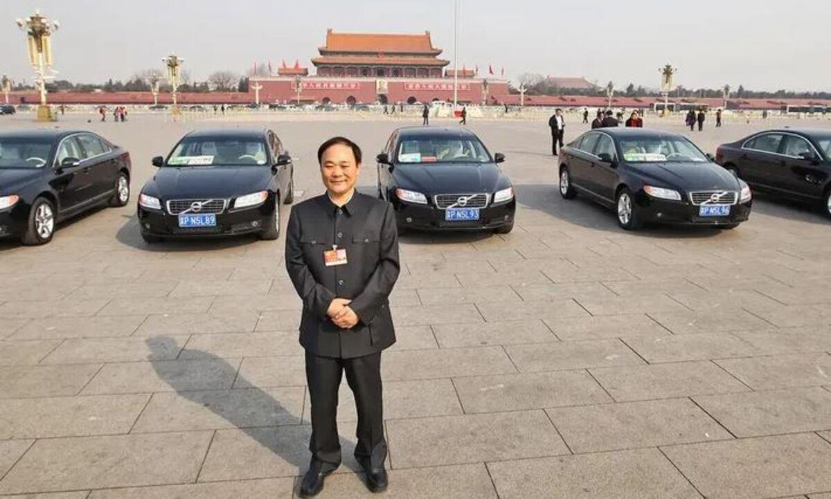 Li Shufu, delante de varios automóviles Volvo, marca que compró en 2010.
