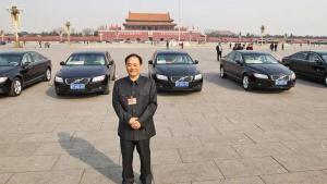 Li Shufu, delante de varios automóviles Volvo, marca que compró en 2010.