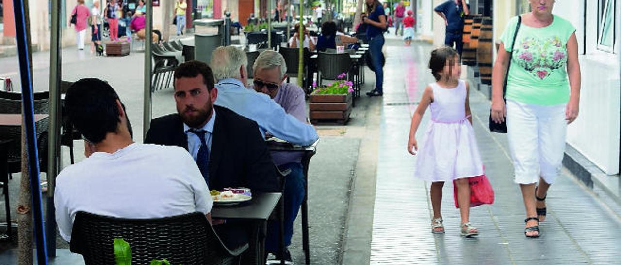 Terrazas en la calle Ruiz de Alda, detrás de Mesa y López.