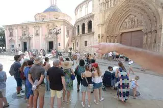 El calor no impide a los turistas visitar València