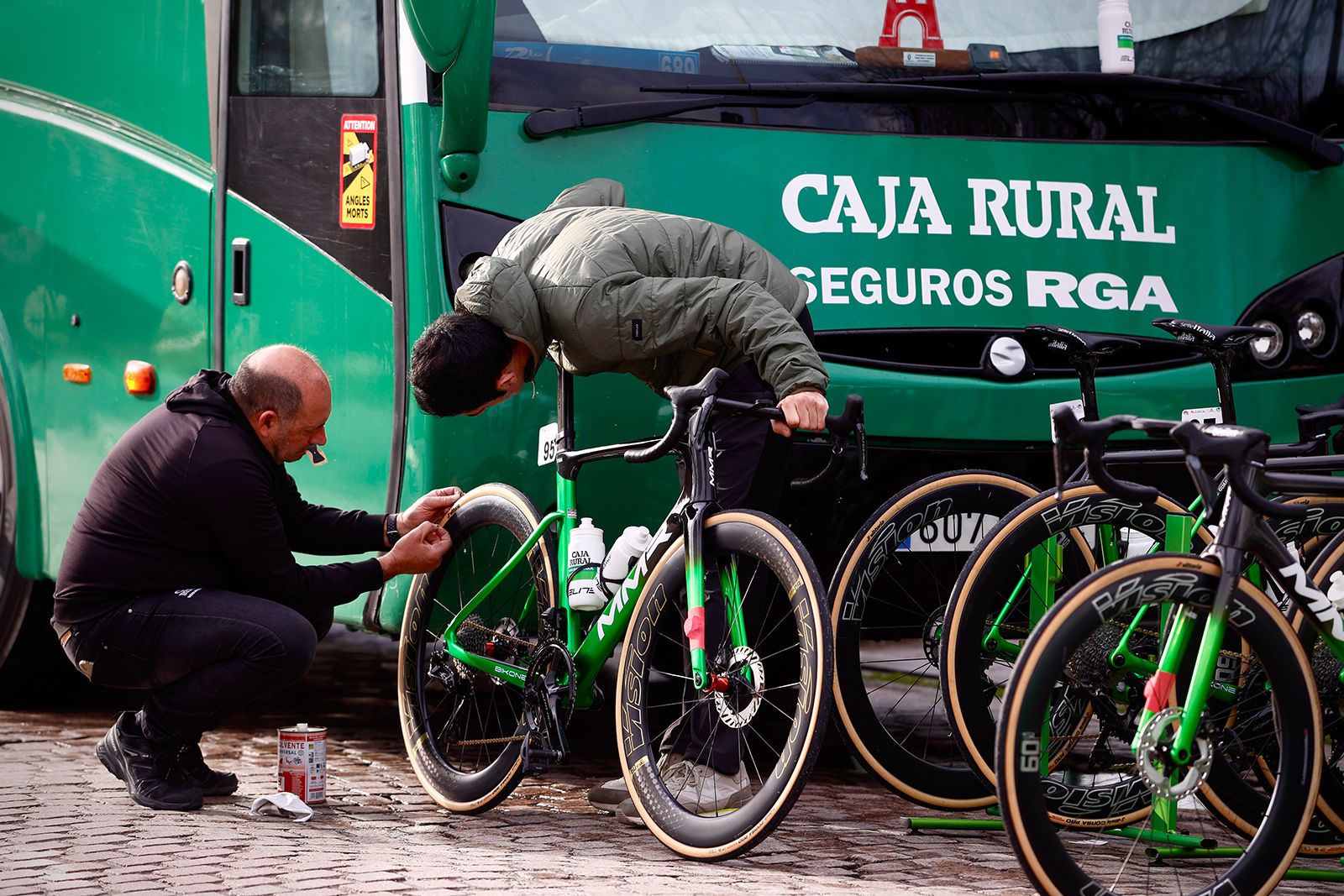 La salida de la etapa de Córdoba de la Vuelta a Andalucía en imágenes