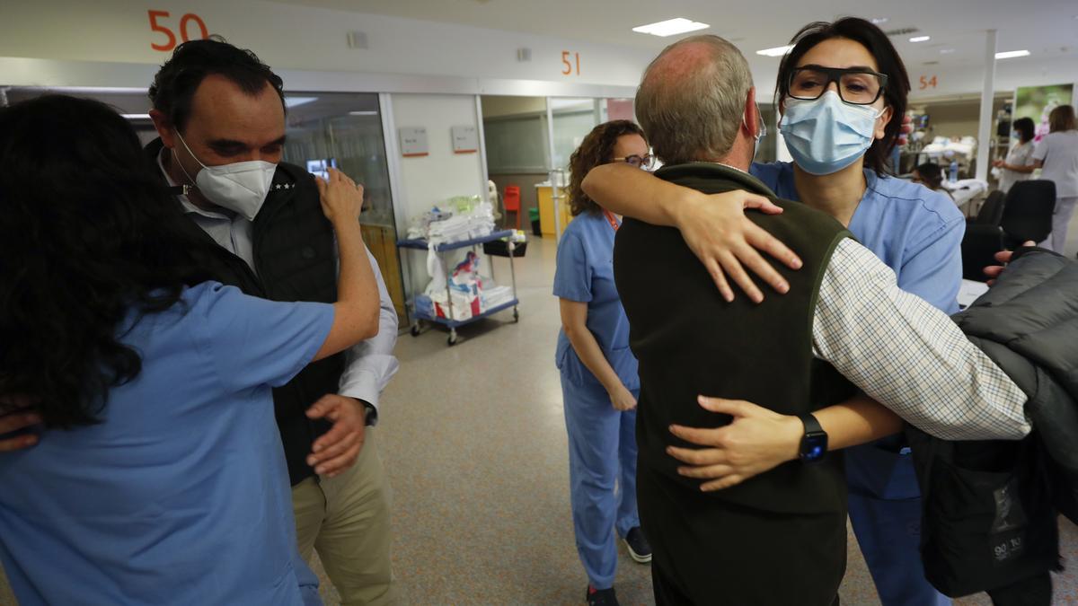 Así fue el reencuentro de dos pacientes con el equipo de la UCI del HUCA