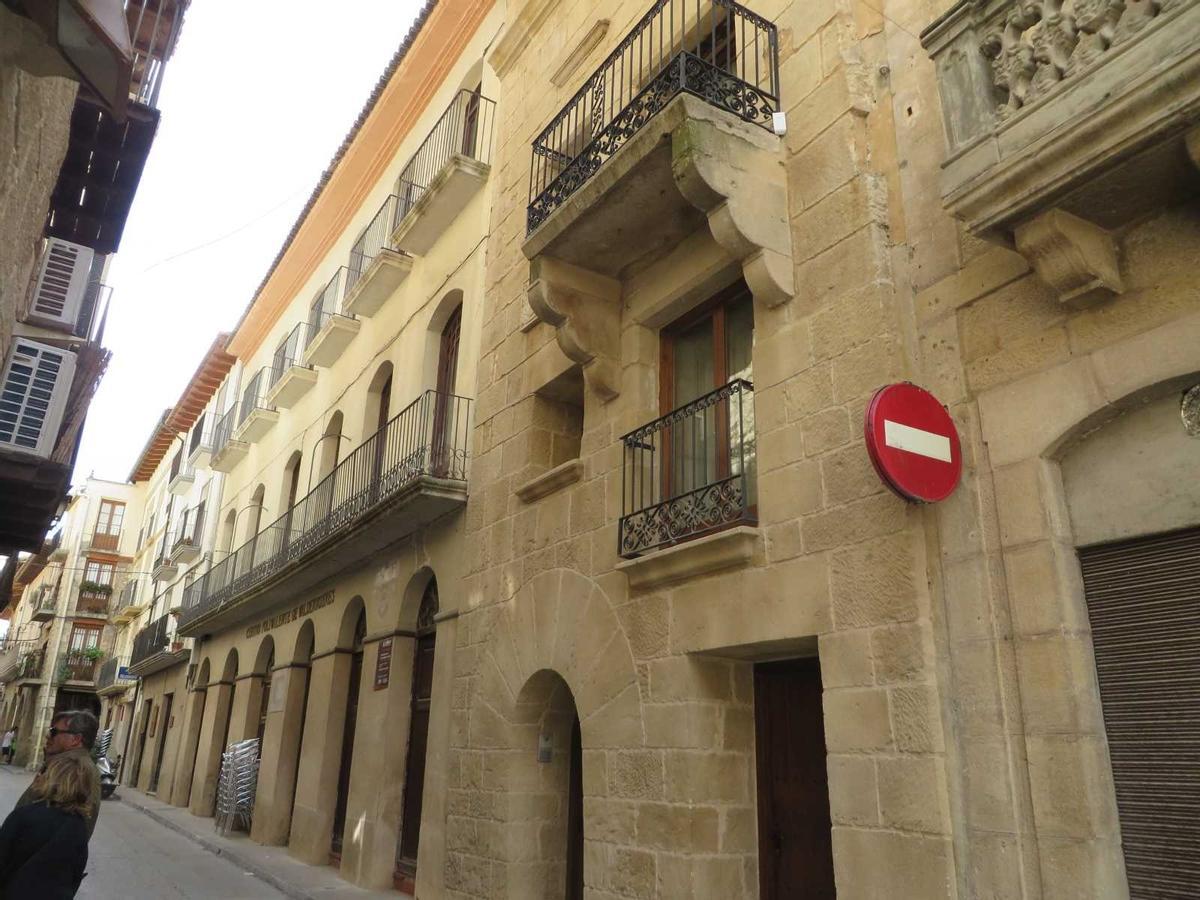 El Estado posee este inmueble con fachada en piedra en Valderrobres.
