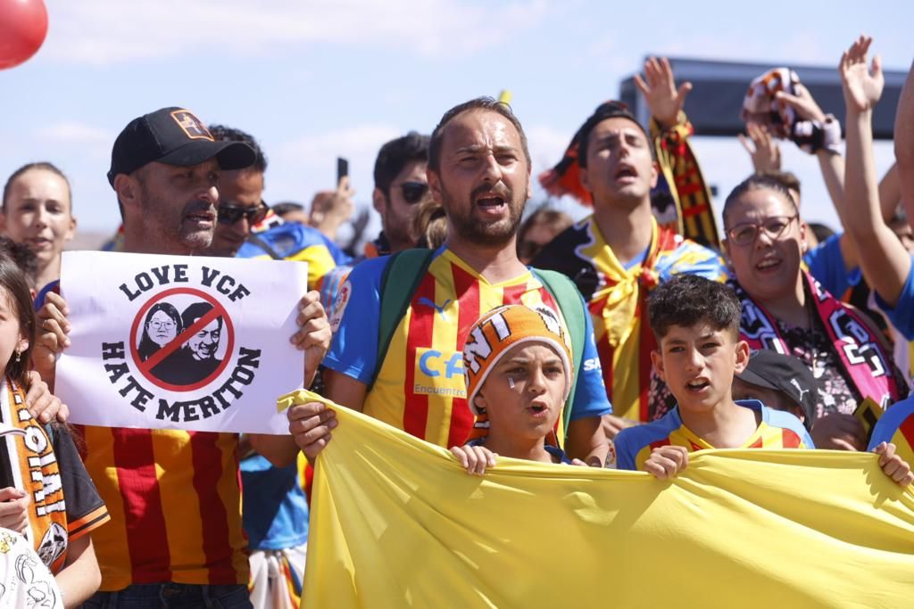 La afición del Valencia CF ante el Elche