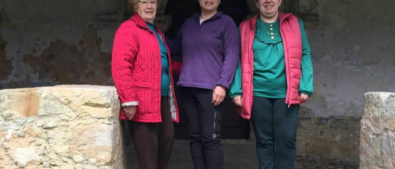 Ángeles Rivera, Eiko Furuya y Amelia Puertas, en la iglesia de Samartín de Grazanes.