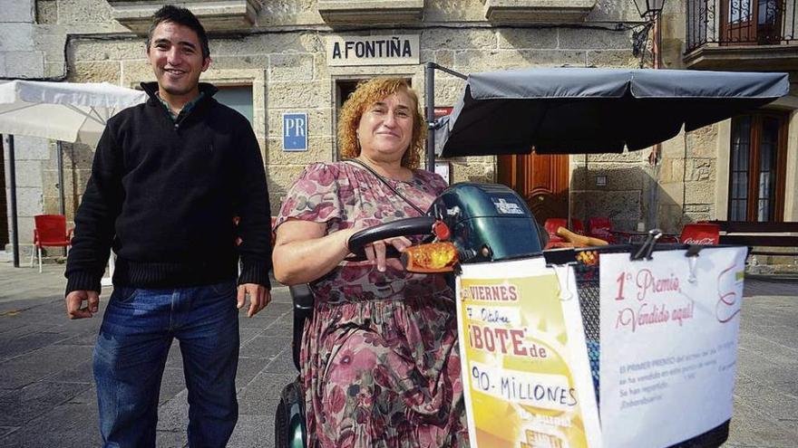 Elisa Miranda, junto a su hijo José Manuel Baños Miranda, en Cuntis, donde trabaja a diario. // Iñaki Abella