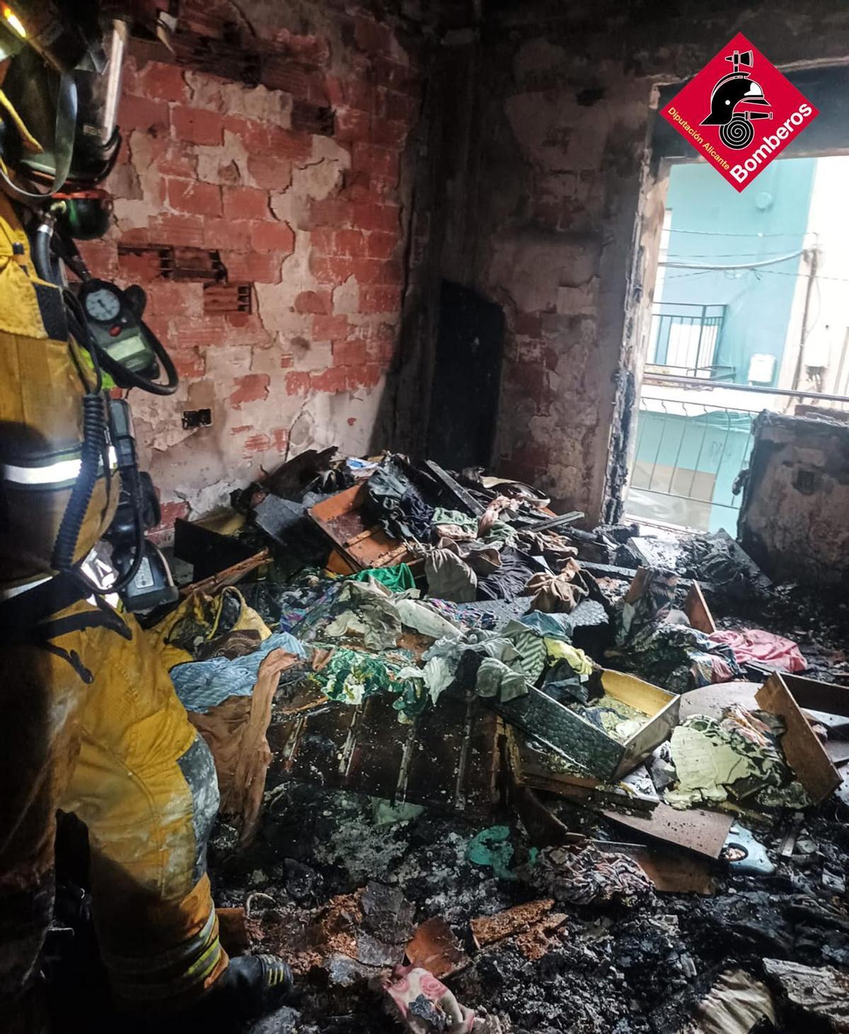El perro salvado por los bomberos y la destrucción del incendio en Dénia (imágenes)