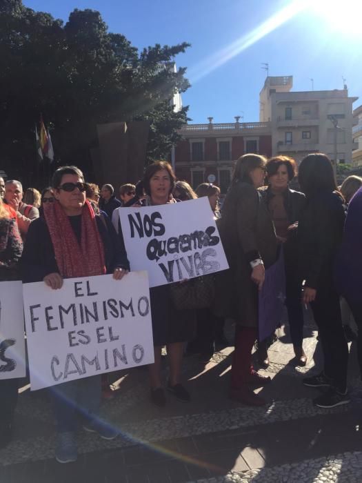 Concentración en la Plaza de la Constitución convocada por los vecinos de Fuengirola.