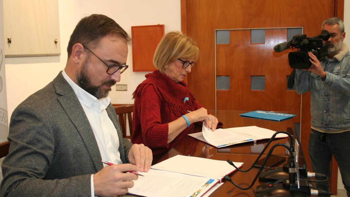 Diego José Mateos y Amparo Marzal, durante la firma del compromiso entre el Ayuntamiento y Unicef.
