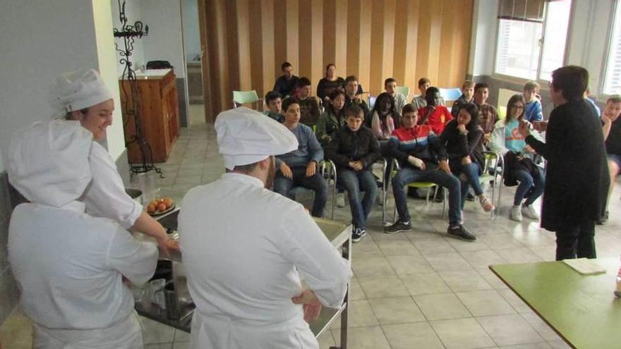 Los estudiantes durante su visita a las instalaciones del ciclo de cocina y gastronomía.