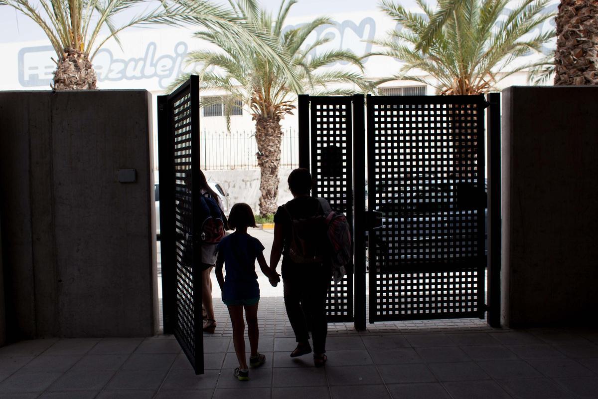 Unos escolares salen de un centro educativo en Elche