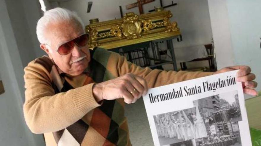 Jaime Escribano, que fue presidente de la hermandad durante 20 años, con uno de los carteles.