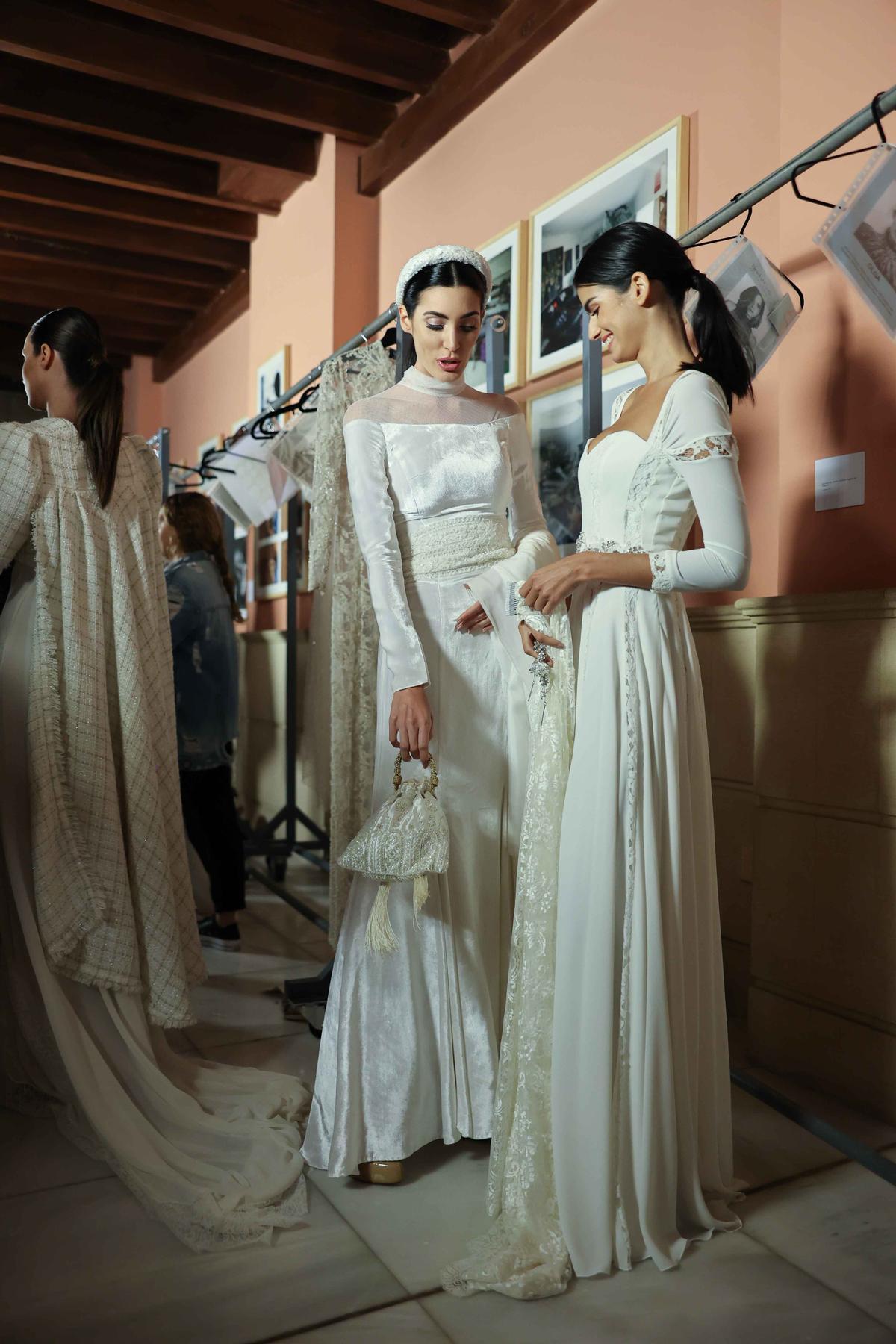 Las modelos se preparan para el desfile de Ogadenia.