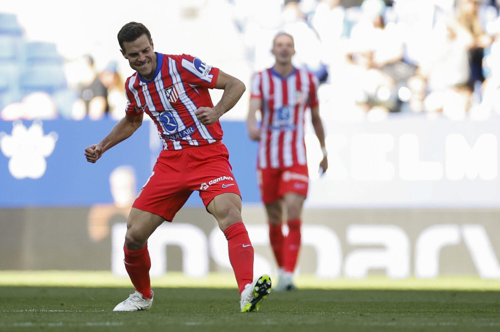 CORNELLÁ DE LLOBREGAT (BARCELONA), 29/03/2025.-El defensa del Atlético de Madrid César Azpilicueta celebra su gol contra el RCD Espanyol, durante el partido de la jornada 29 de LaLiga entre el RCD Espanyol y el Atlético de Madrid, este sábado en el RCDE Stadium en Cornellá de Llobregat (Barcelona).- EFE/ Alberto Estévez