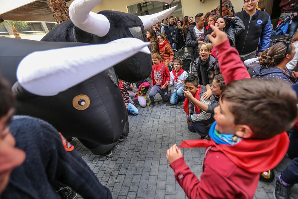 Los niños se suman a las celebraciones de las fiestas patronales en la segunda edición del encierro, con toros hinchables