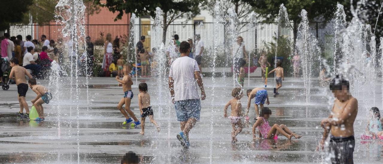Niños y niñas en una fuente de la ciudad de València esta semana durante la ola de calor que ha dejado temperaturas por encima de las normales en este época del año. | GERMÁN CABALLERO