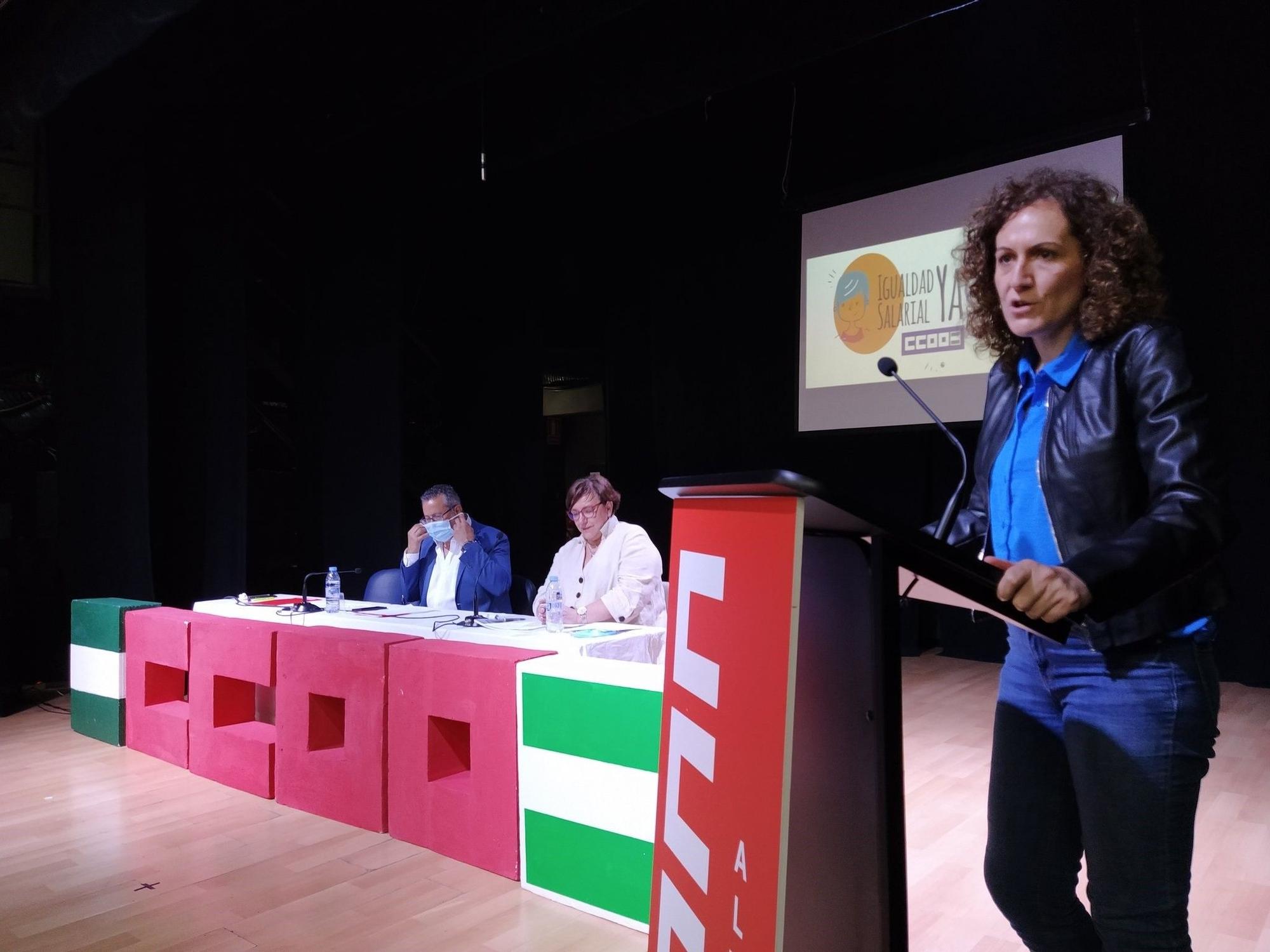 Nuria López, en una asamblea sobre la reforma laboral en Almería.