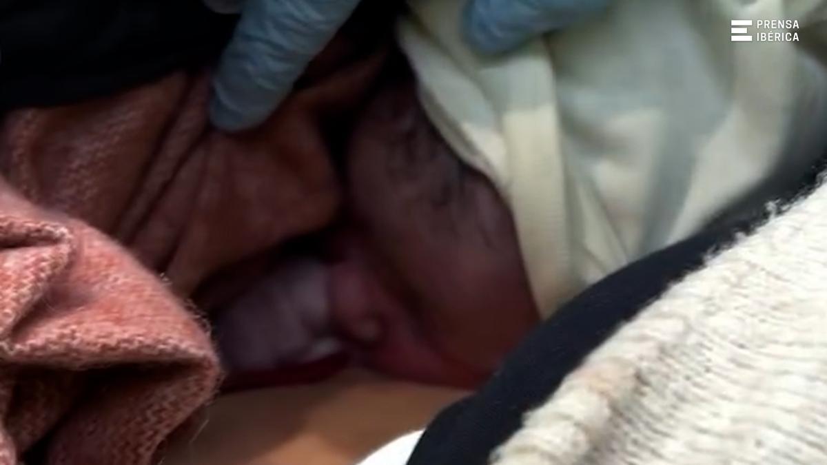 Una mujer da a luz en el portal de su casa en Madrid