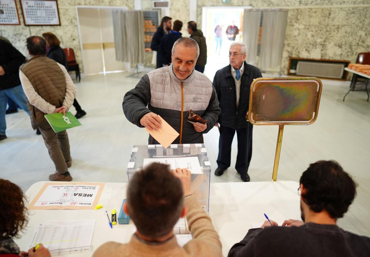 Castellanoleoneses votan en un colegio electoral, a 15 de marzo de 2026, en Valladolid.