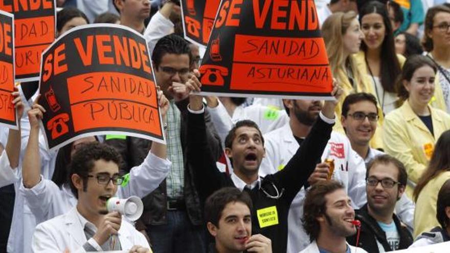 Concentración de médicos ante el Hospital Central de Asturias.