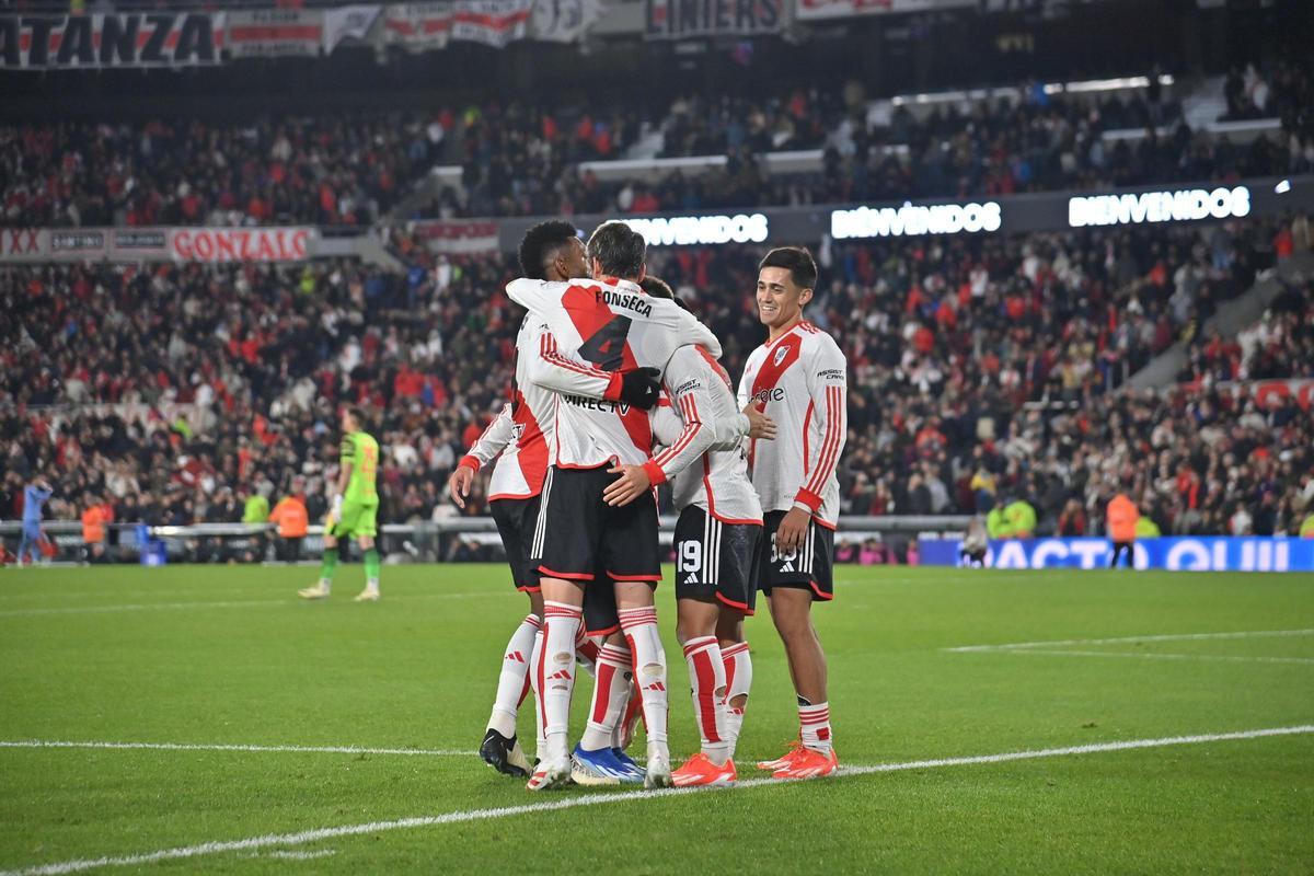 Los jugadores del River se abrazan tras la victoria