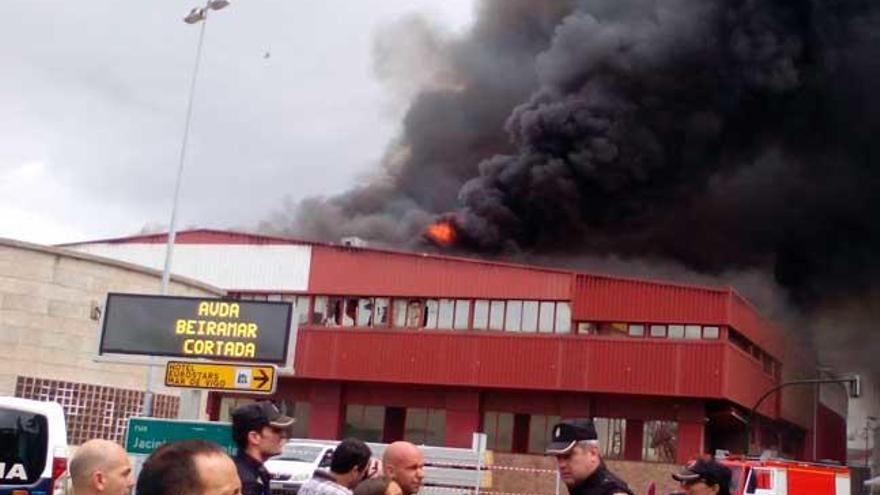 Un momento del incendio, esta mañana // FDV