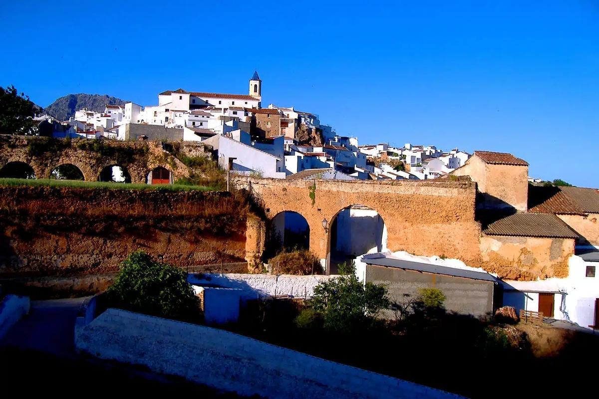 Yunquera. En primer plano el acueducto y antiguo molino de los Patos