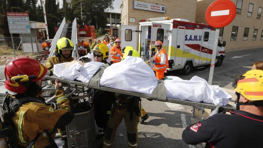 Un instante del simulacro celebrado en el Hospital General de Elche