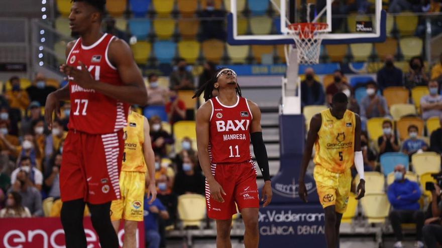 Chima Moneke mira enlaire en una imatge del darrer partit jugat fins ara pel Baxi, a la pista del Gran Canària | M. HENRÍQUEZ/ACB PHOTO