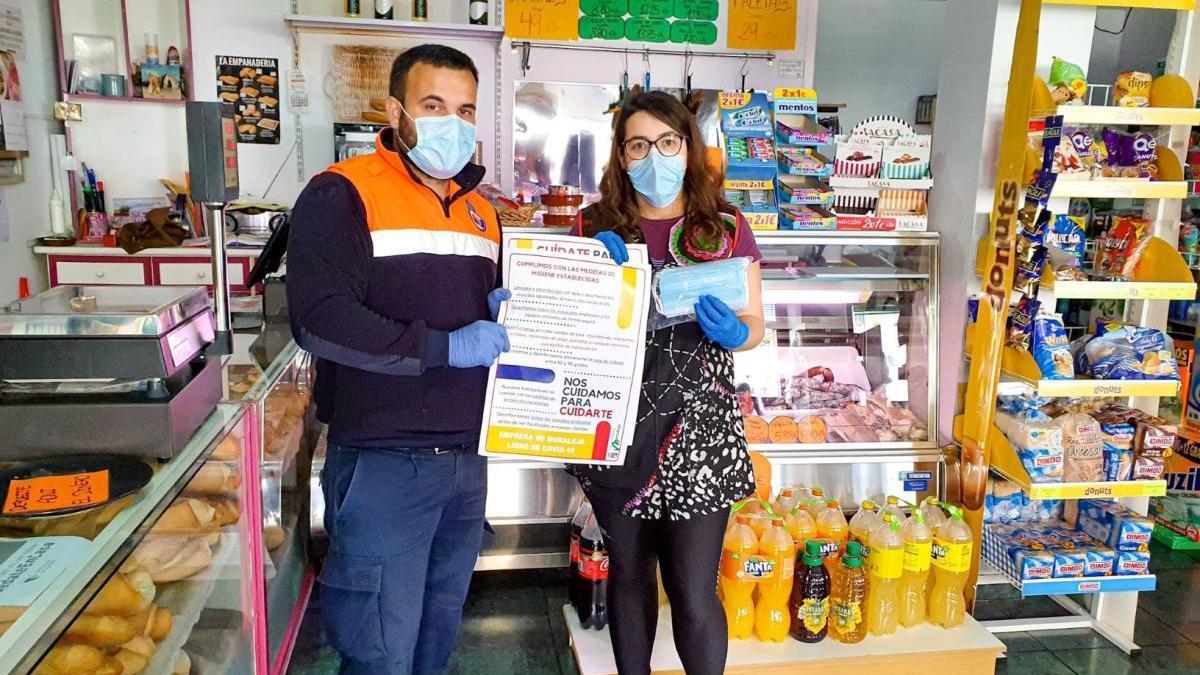 Moraleja reparte carteles a 158 comercios con consejos para prevenir el covid-19