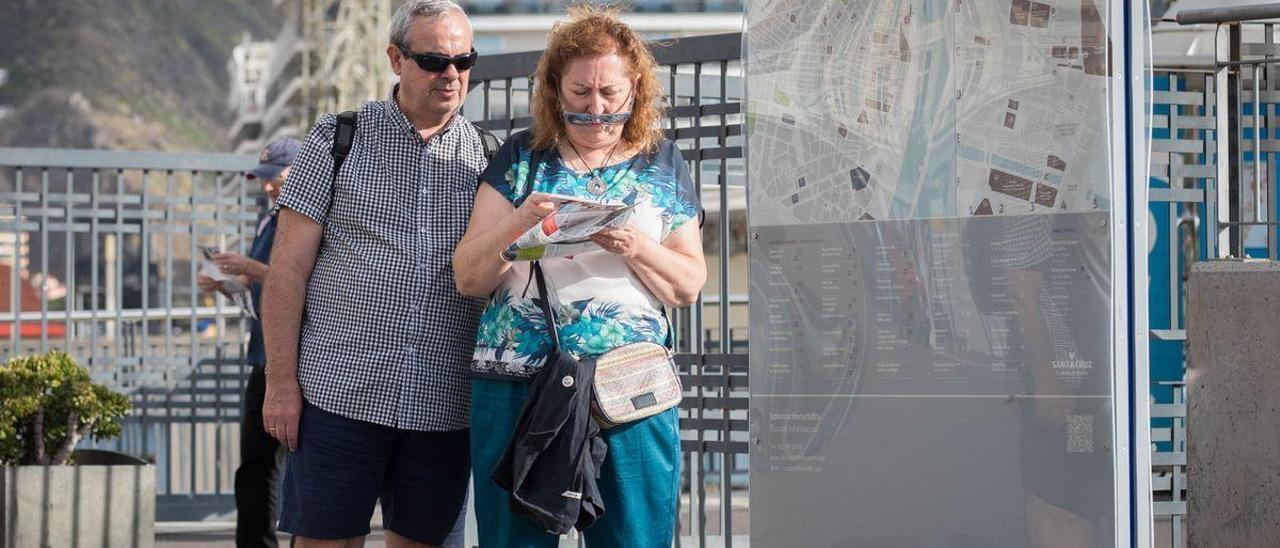 Dos turistas consultan un mapa en Santa Cruz de Tenerife.