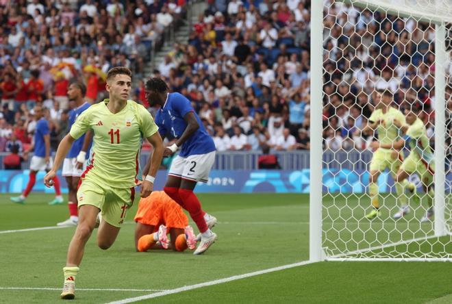 El español Fermín López celebra tras anotar el 1-2 ante Francia durante el partido por la medalla de oro de los Juegos Olímpicos de París 2024 que Francia y España disputan este viernes en el Parc des Princes, de Paris 