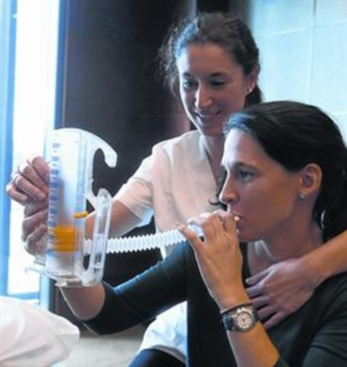 TERÀPIA PULMONARUna pacient exercita els pulmons amb un espiròmetre d’incentiu. TERÀPIA PULMONARUna pacient exercita els pulmons amb un espiròmetre d’incentiu.