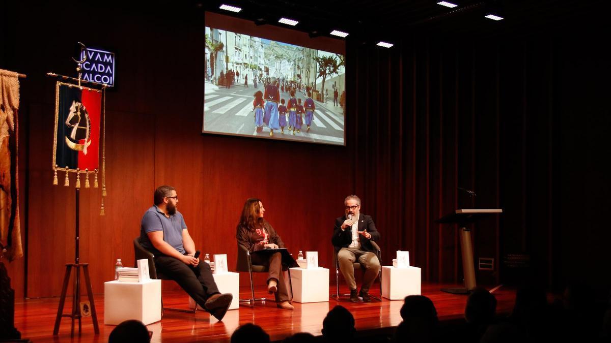 Presentación del libro de Fiestas de Alcoy "De la cavalleria a l'Aparició"