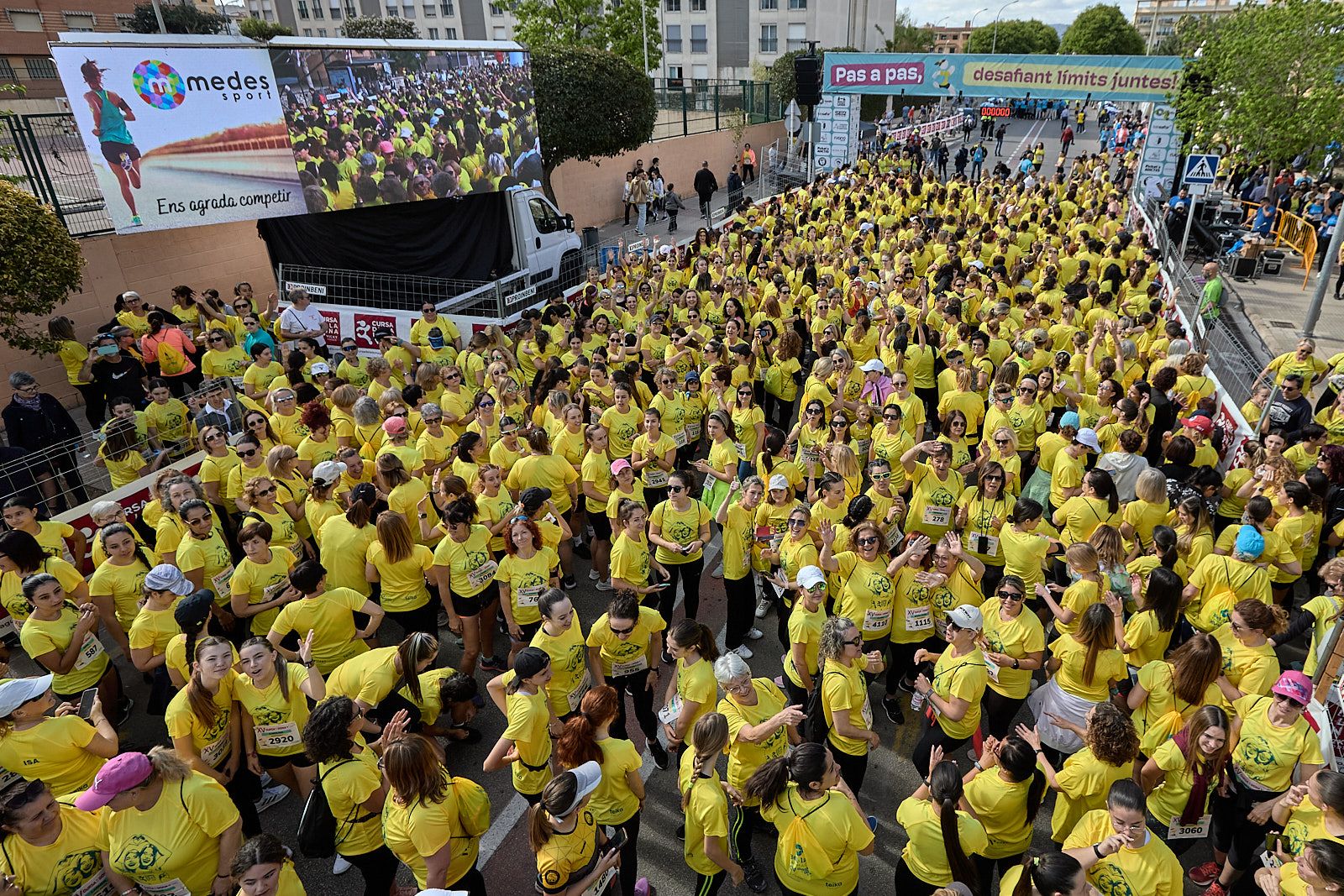 Miles de mujeres en la XV Cursa de la Dona Vicky Foods de Gandia