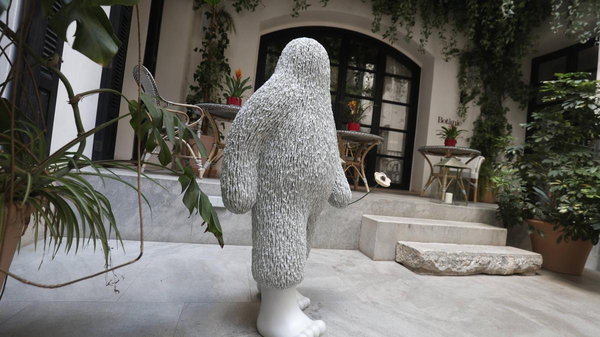 Así es 'El jardín del Yeti', una exposición de la reconocida artista Miju Lee en el hotel Can Bordoy