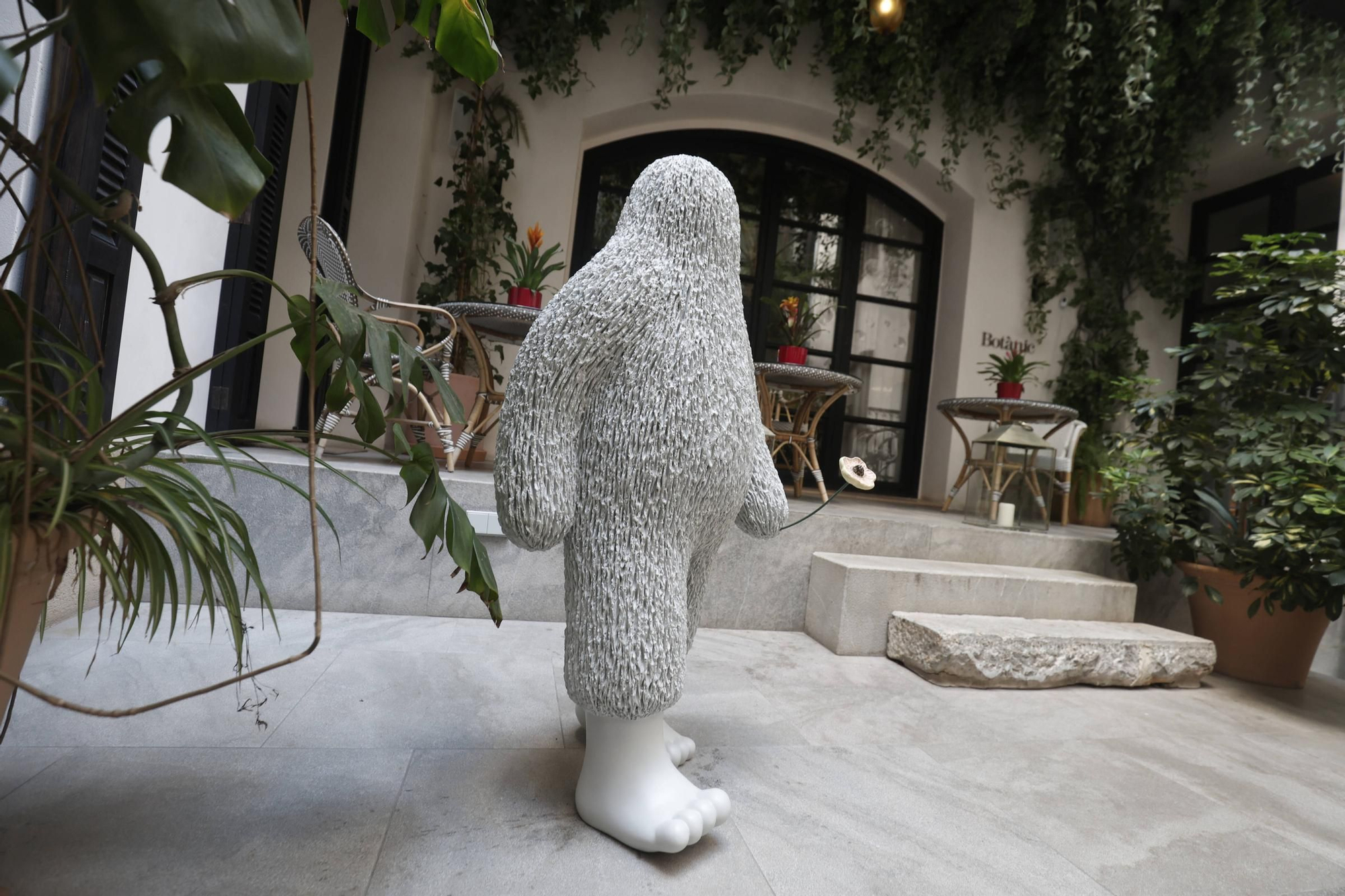 Escultura del &#039;Yeti&#039;, hecha en cerámica