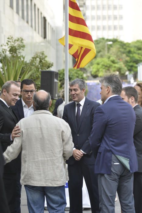 20/08/17.LAS PALMAS DE GRAN  CANARIA. El presidente del Gobierno de Canarias, Fernado Clavijo, izó la bandera de Cataluña por el atentado de Barcelona y Cambrils, frente a la sede de Presidencia en Las Palmas de Gran Canaria. FOTO: J. PÉREZ CURBELO