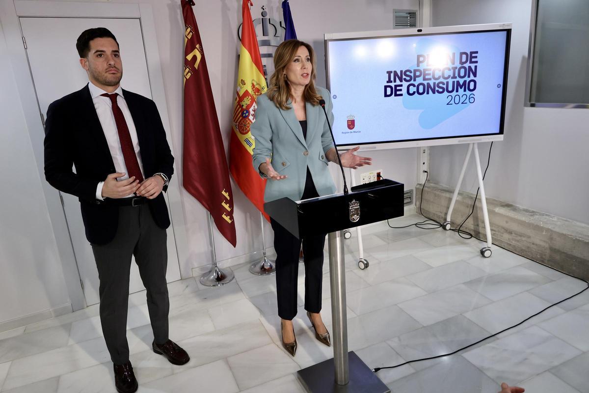 La consejera de Empresa, Empleo y Economía Social, Marisa López Aragón, junto al director general de Consumo, Alberto Sánchez, este miércoles.