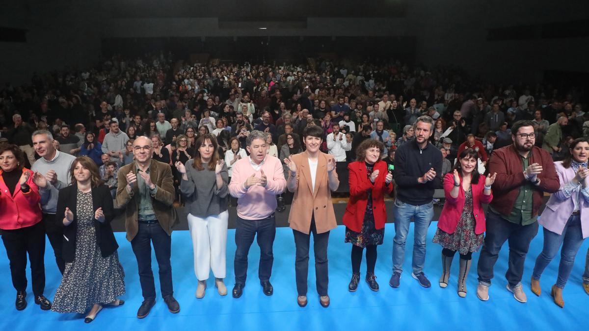 Luis Seara, desde la izquierda, Cristina Cid, Francisco Jorquera, María Albert, Fernández Lores, Pontón, Goretti Sanmartín, Rubén Arroxo, Patricia Ermida, Xabier P. Igrexas y Leticia Santos, ayer en el Pacio de Congresos de Santiago.