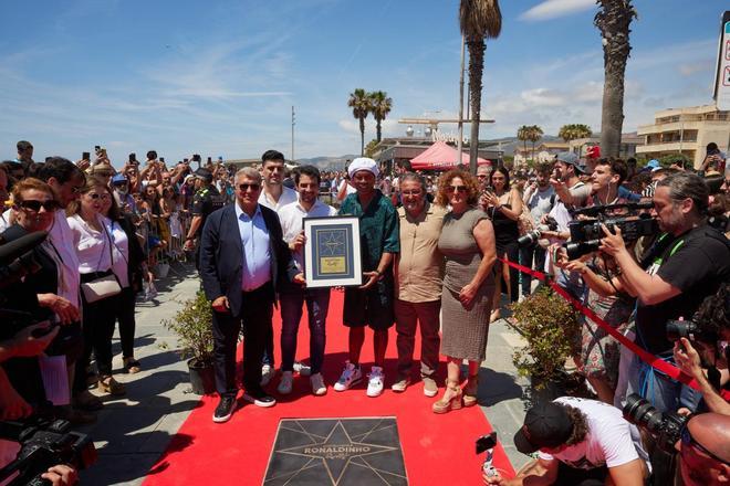 Joan Laporta y Ronaldinho en la inauguración del Paseo de las Estrellas de Castelldefels, en imágenes