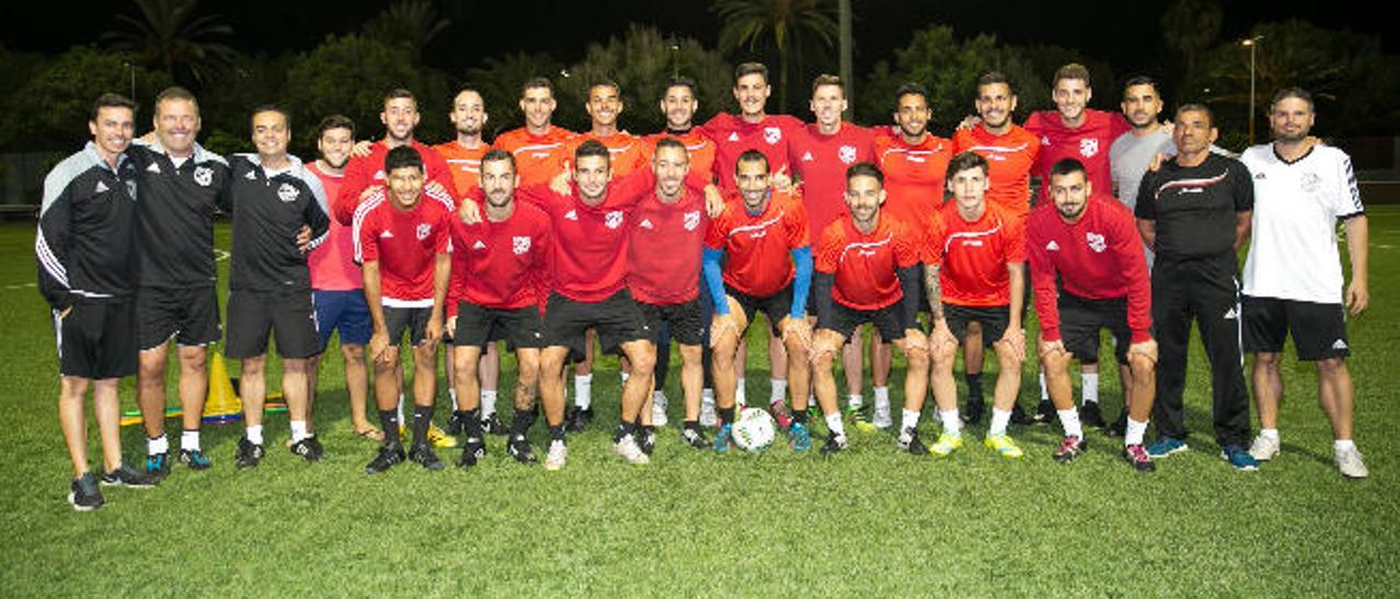 Jugadores y técnicos de la UD San Fernando el pasado miércoles en el campo Maspalomas I antes del entrenamiento.