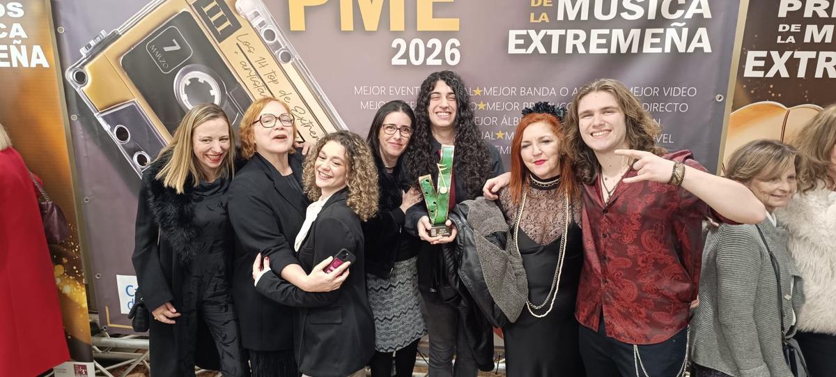 "Mis Black Suited Ladies, muy bien acompañados por su manager, Oliver Sáez".