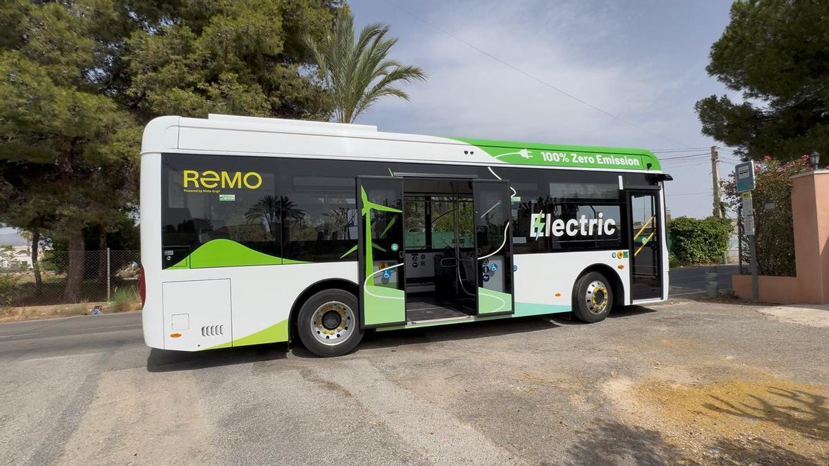 Uno de los autobuses de pequeño tamaño que se están probando para pedanías del norte de Elche