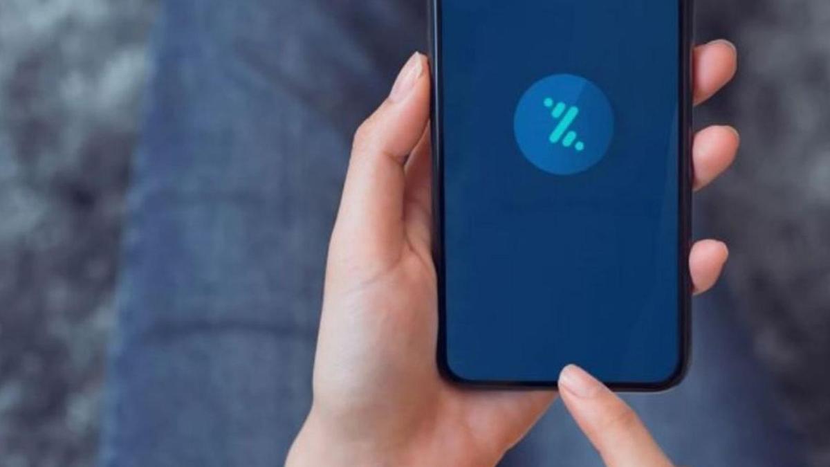 Una mujer utiliza la aplicación de bizum en su teléfono móvil. | LOZ