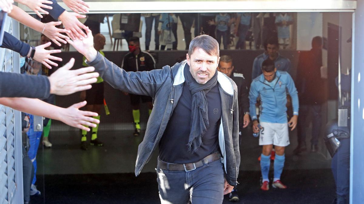 Eduardo Coudet salta al campo en el partido entre el Celta y el Barcelona de hace unas semanas