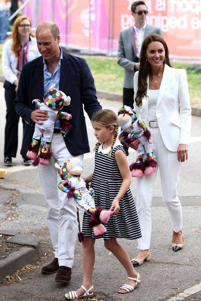 La princesa Charlotte con vestido a rayas junto a sus padres